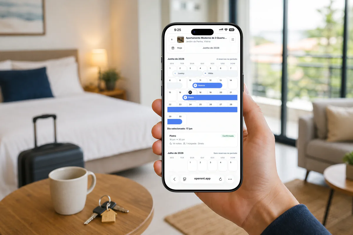 Mão segurando celular com calendário de reservas do Operent em um imóvel de temporada preparado para hóspedes