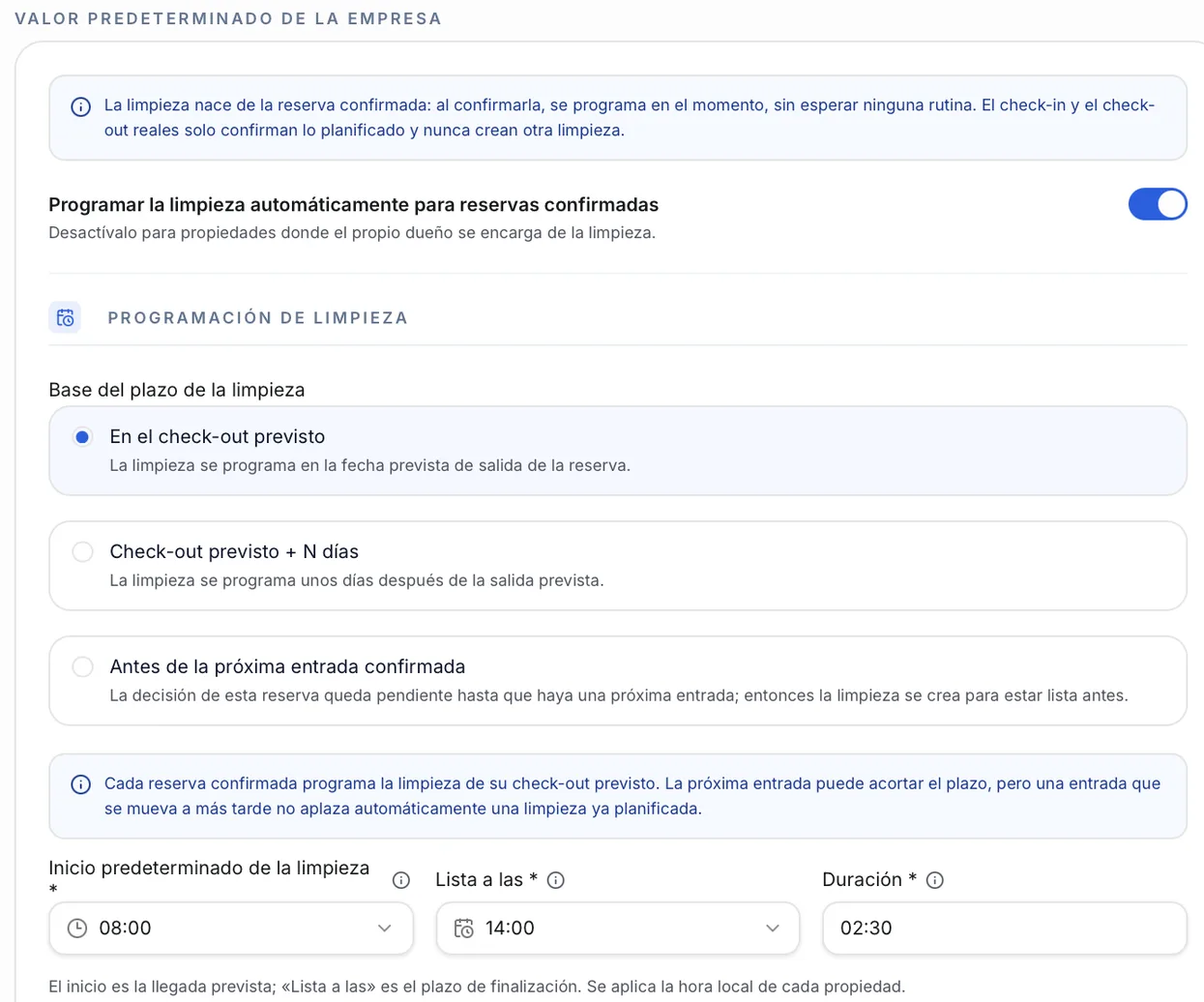 Pantalla de planificación automática de limpieza de Operent: la opción de programar la limpieza para reservas confirmadas, las tres bases del plazo, inicio a las 08:00, lista a las 14:00 y duración de 2h30.