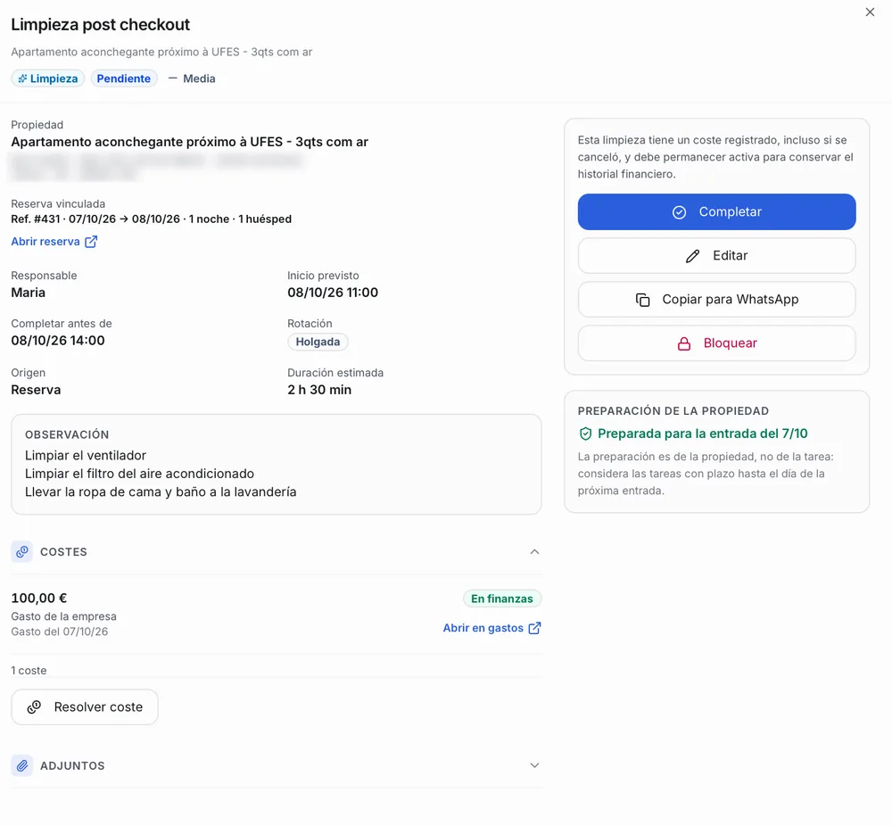 Tarea de limpieza post checkout abierta en Operent: reserva vinculada, responsable, inicio previsto, completar antes de, rotación, observación, un gasto de la empresa de 100,00 € y la preparación del inmueble, con los botones Completar, Editar, Copiar para WhatsApp y Bloquear.