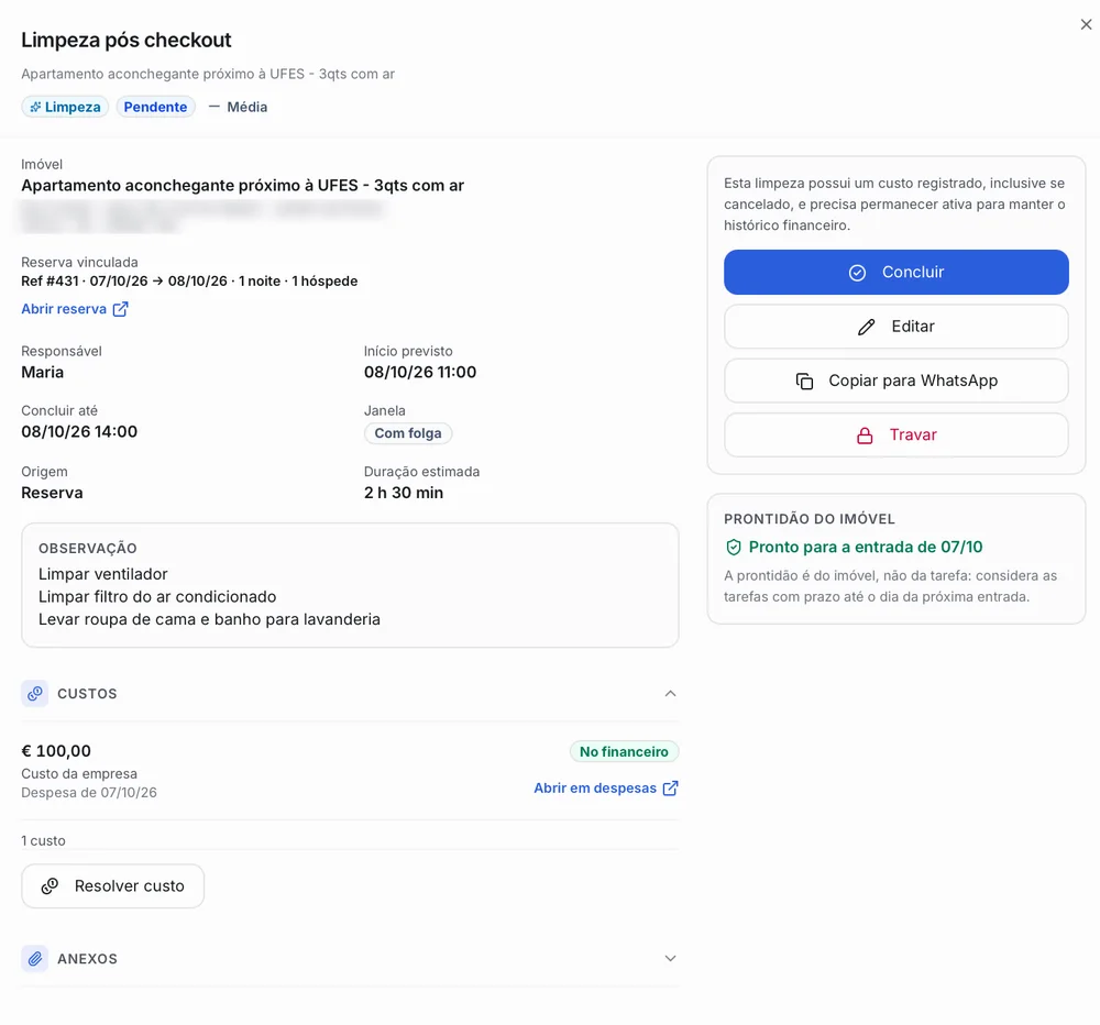 Tarefa de limpeza pós-check-out aberta no Operent, versão em português do Brasil: reserva associada, responsável, prazos, janela, instruções, um custo da empresa de 100,00 € e a prontidão do imóvel, com os botões Concluir, Editar, Copiar para WhatsApp e Travar.